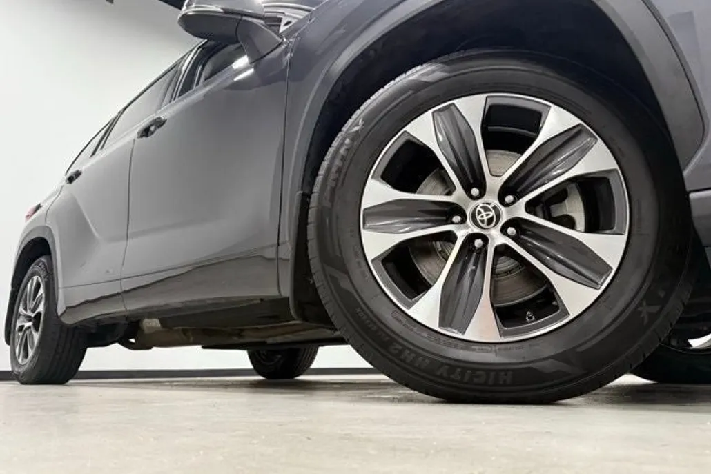 2021 Toyota Highlander XLE photo 1