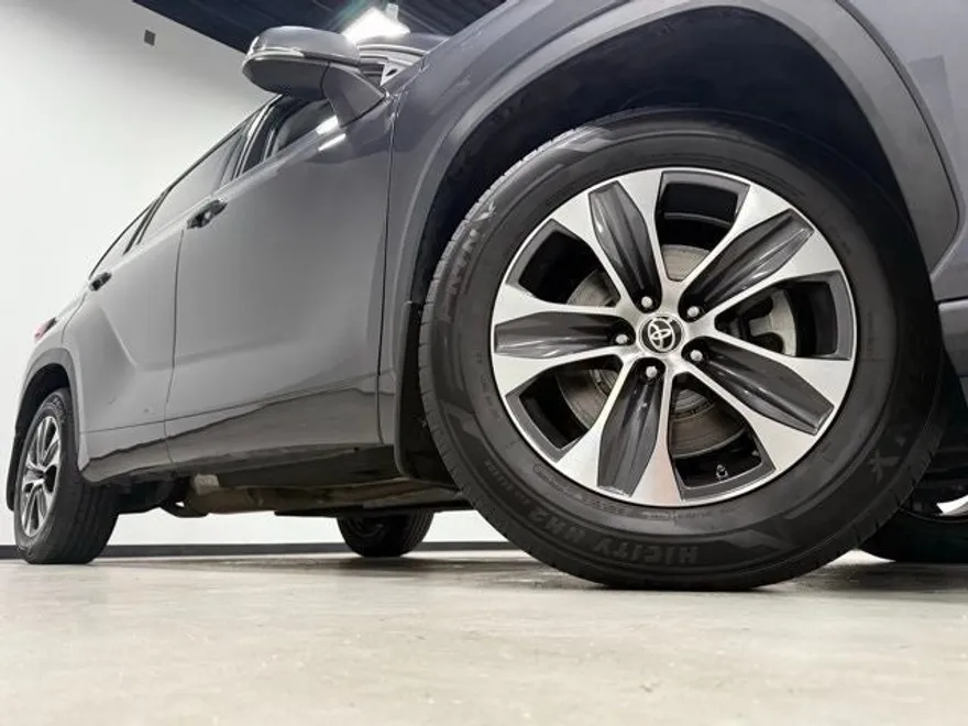 2021 Toyota Highlander XLE photo 1