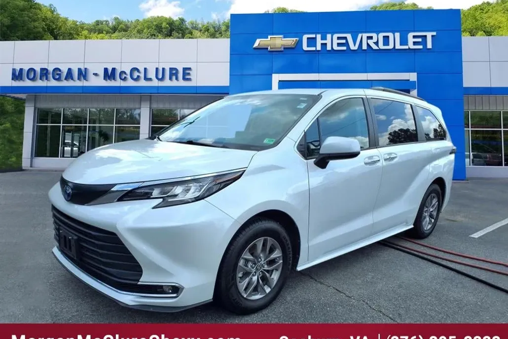2023 Toyota Sienna XLE photo 1
