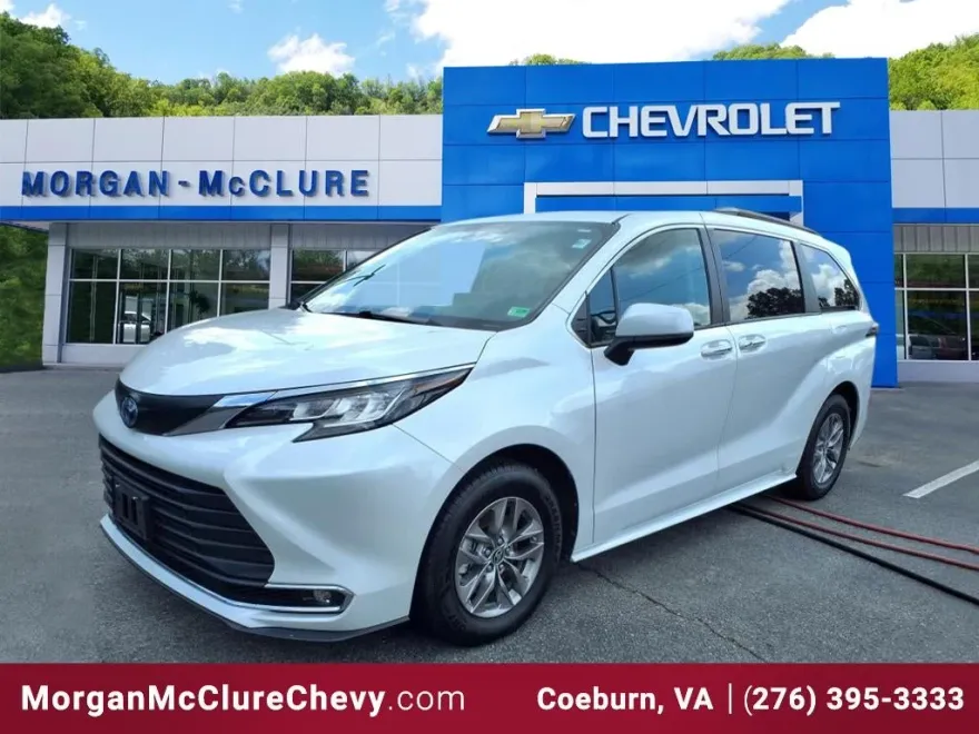 2023 Toyota Sienna XLE photo 1