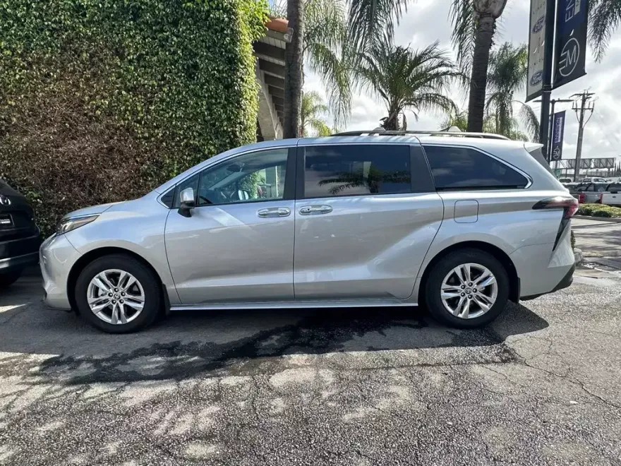 2025 Toyota Sienna XLE photo 1