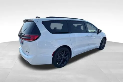 2026 Chrysler Pacifica Limited photo 3
