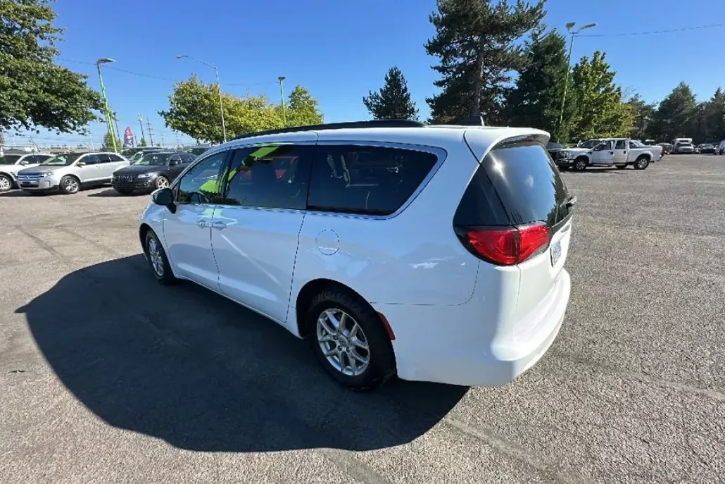 2021 Chrysler Voyager LXi photo 1