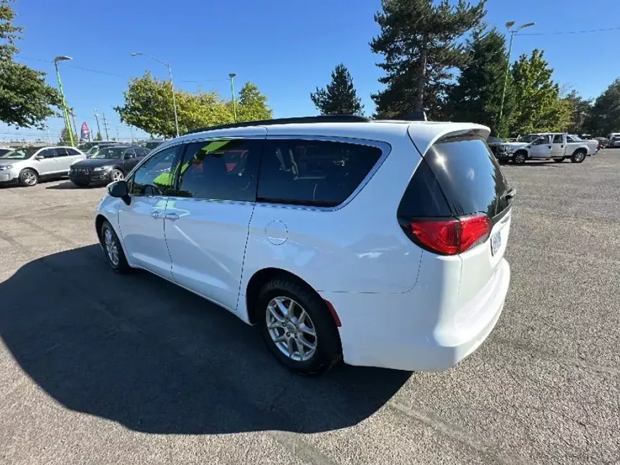 2021 Chrysler Voyager LXi photo 1