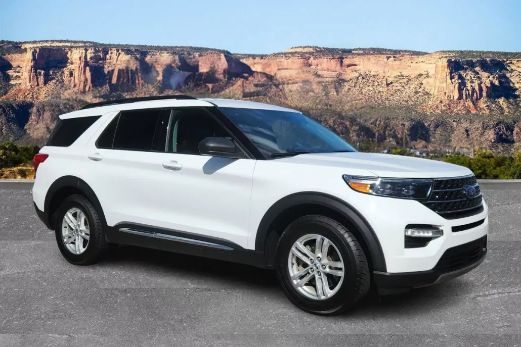 2023 Ford Explorer XLT photo 1
