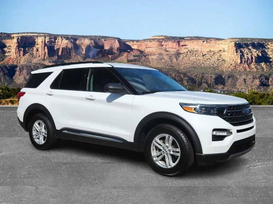 2023 Ford Explorer XLT photo 1