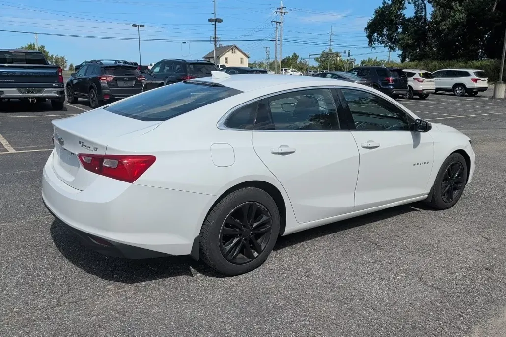 2016 Chevrolet Malibu 1LT photo 1