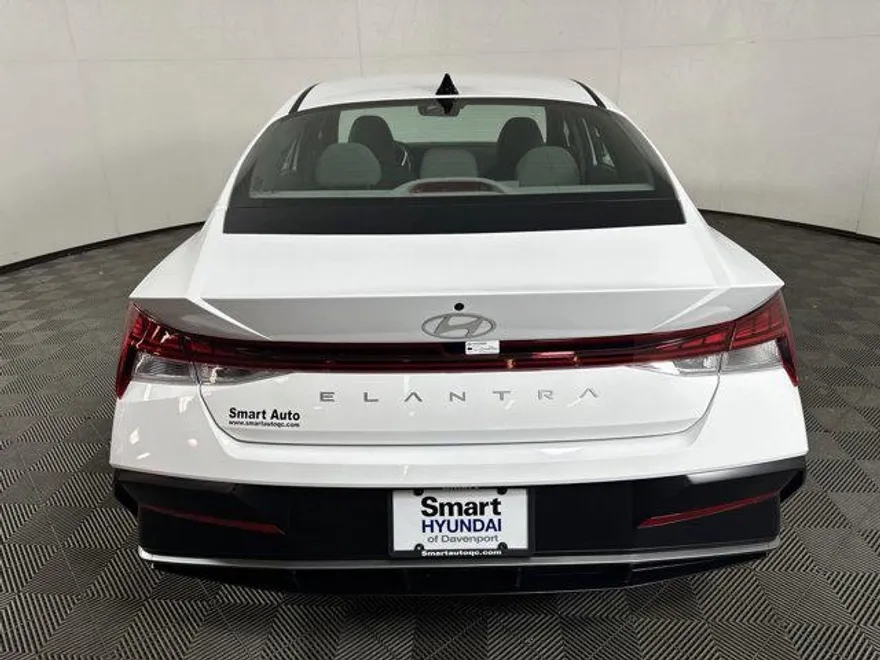 2025 Hyundai Elantra SEL Convenience photo 5