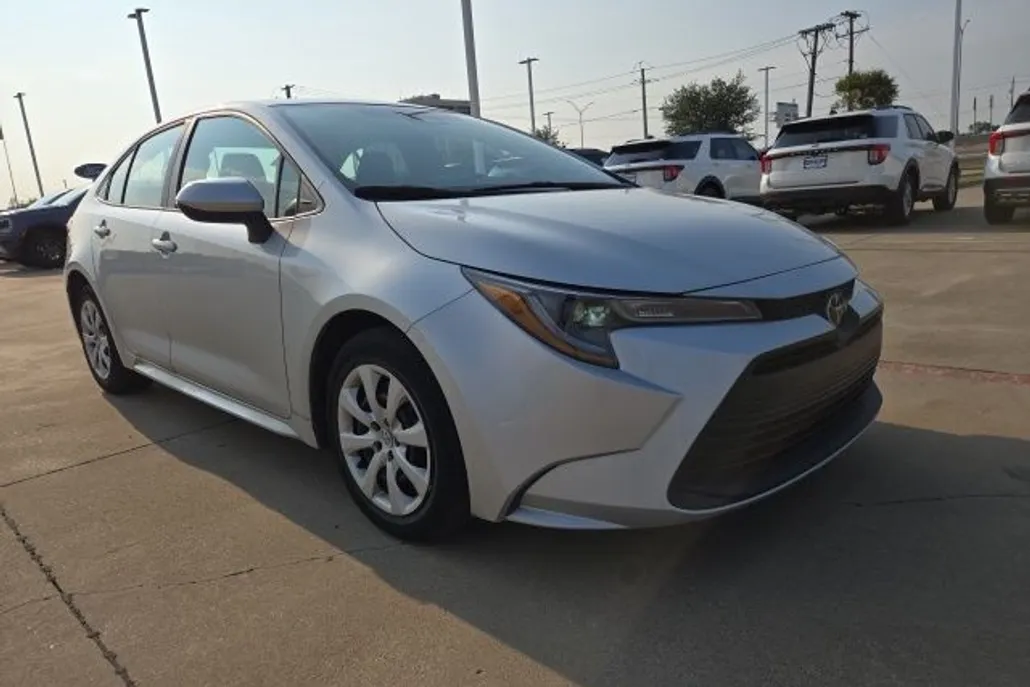 2023 Toyota Corolla LE photo 1