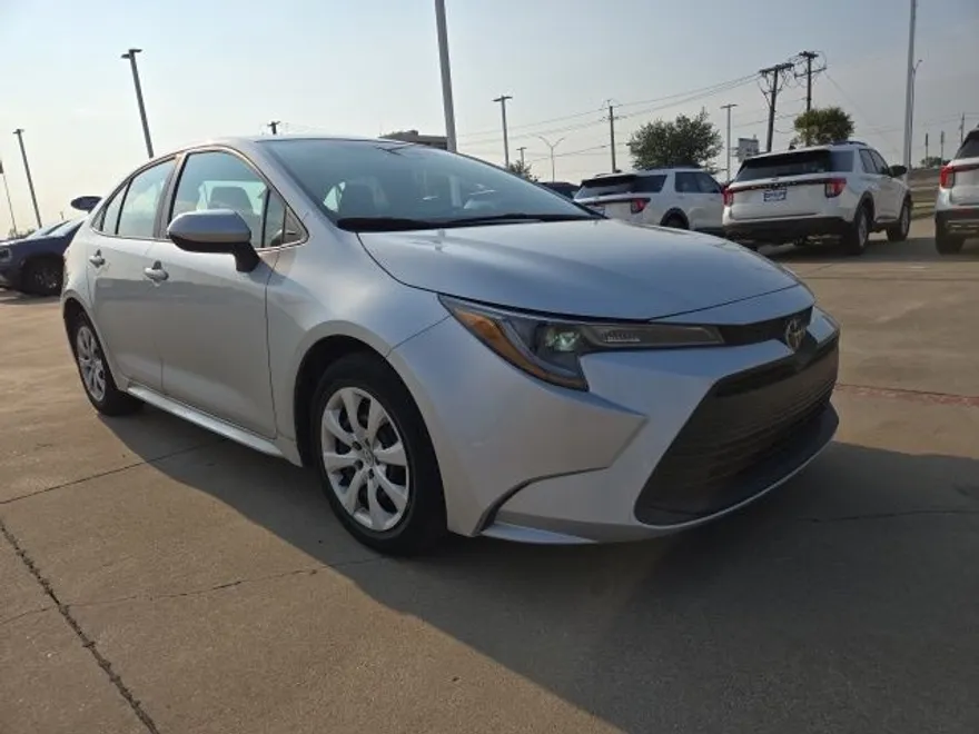 2023 Toyota Corolla LE photo 1
