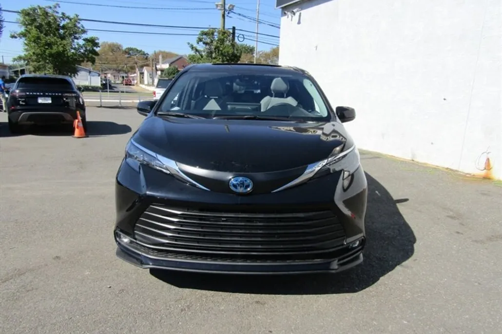 2025 Toyota Sienna XLE photo 1