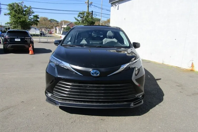 2025 Toyota Sienna XLE photo 1