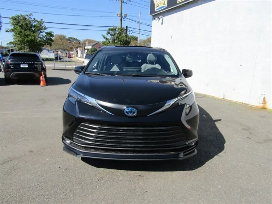 2025 Toyota Sienna XLE photo 1