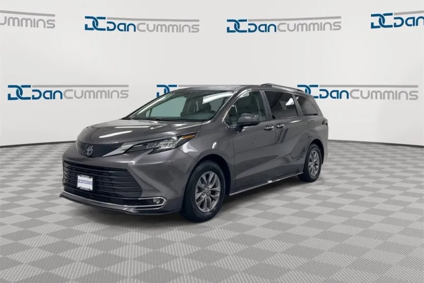 2023 Toyota Sienna XLE photo 1