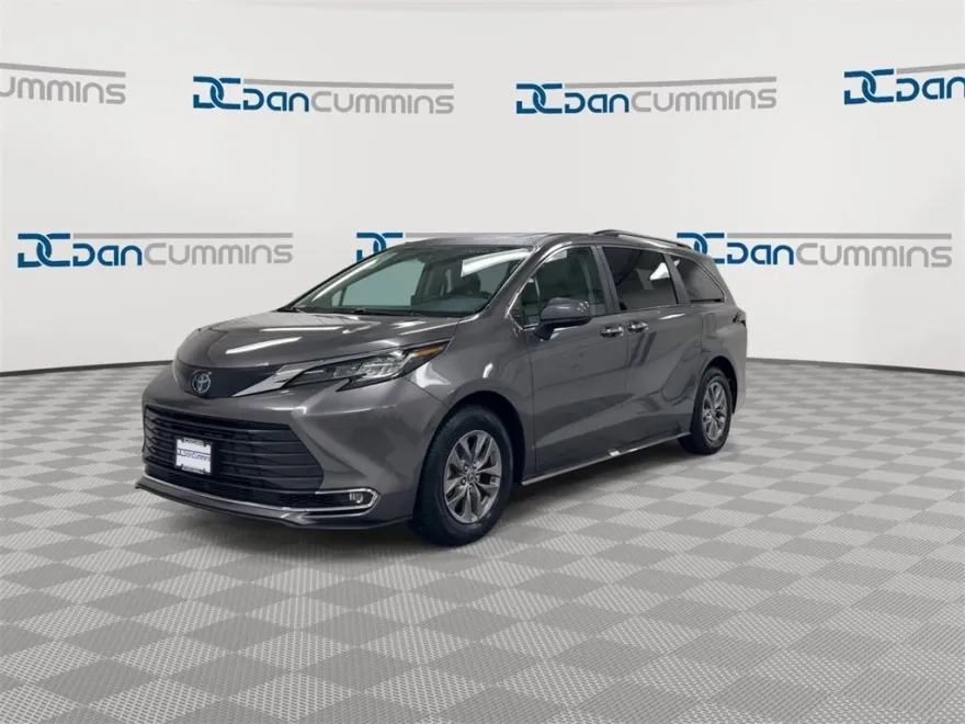 2023 Toyota Sienna XLE photo 1