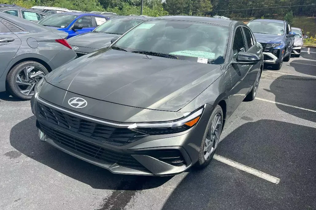 2025 Hyundai Elantra SEL Sport photo 1