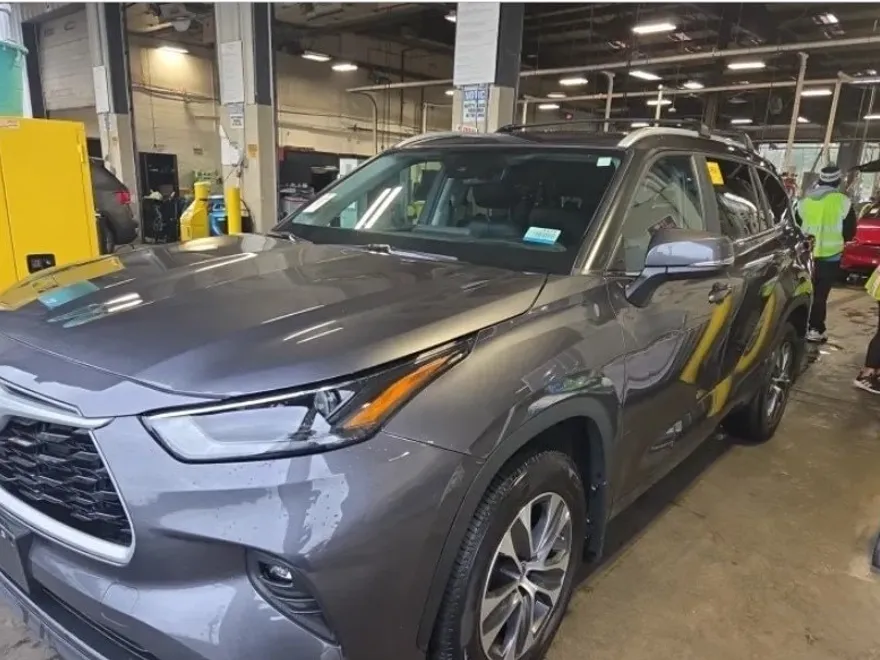 2024 Toyota Highlander XLE photo 1