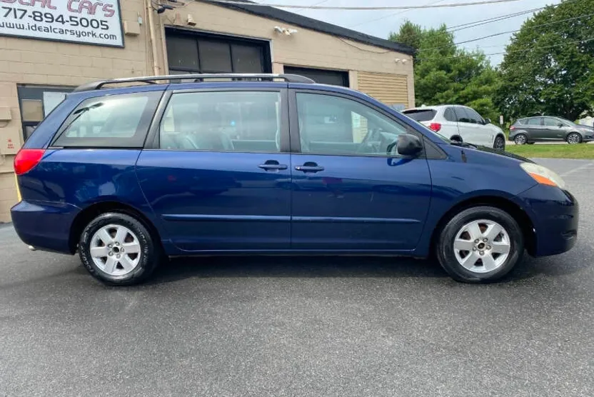 2007 Toyota Sienna CE photo 1