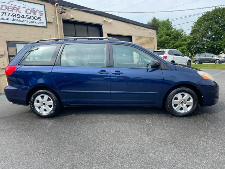 2007 Toyota Sienna CE photo 1
