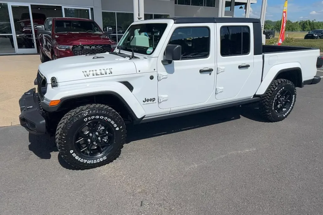 2025 Jeep Gladiator Willys photo 1