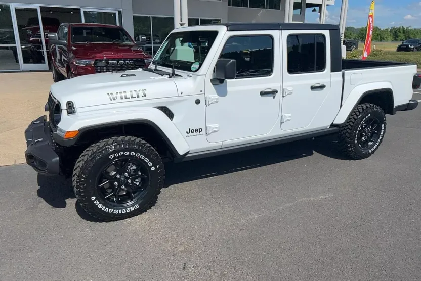 2025 Jeep Gladiator Willys photo 1