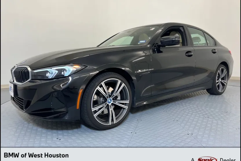 2023 Bmw 330e Sedan photo 1