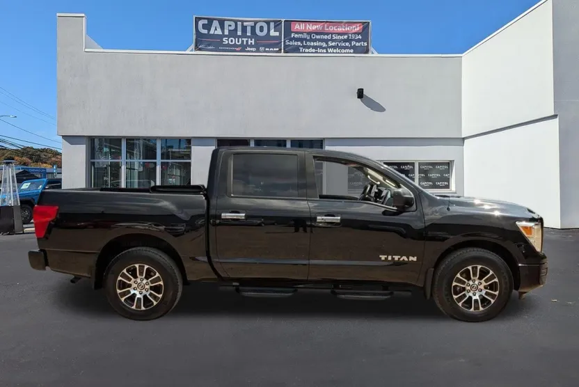 2021 Nissan Titan SV photo 1