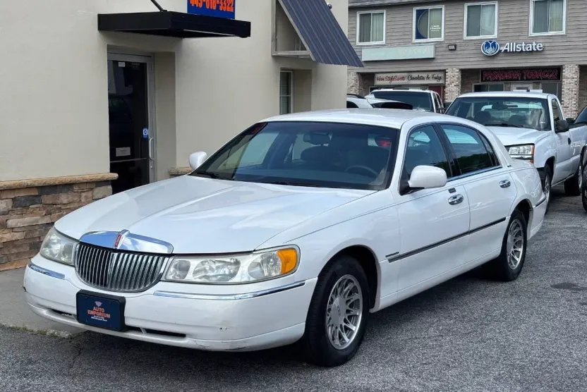 2000 Lincoln Town Car Signature photo 1