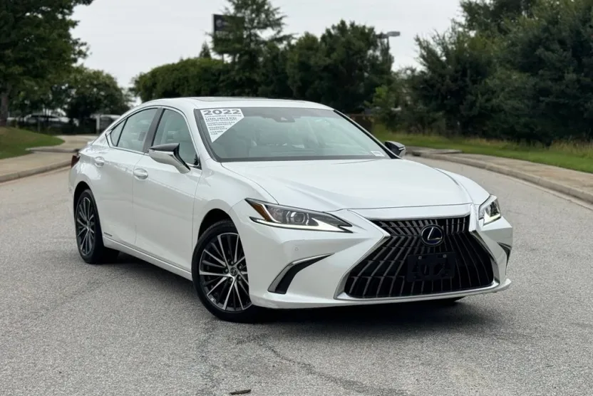 2022 Lexus ES 300h photo 1