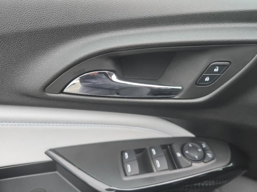 2025 Chevrolet Trax LT photo 10