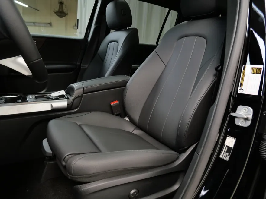 2026 Mercedes Benz GLB 250 4MATIC photo 1
