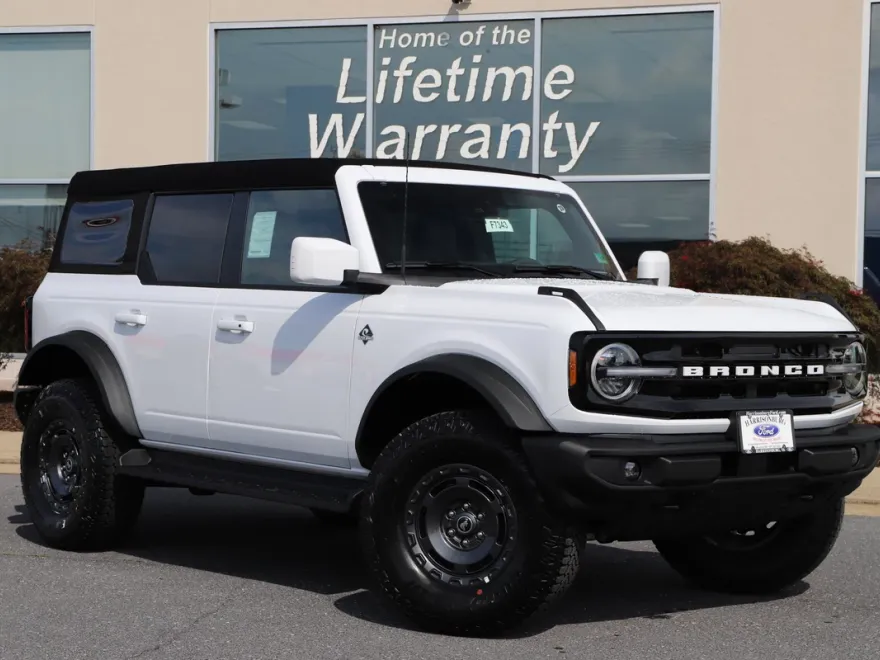 2025 Ford Bronco Outer Banks photo 1