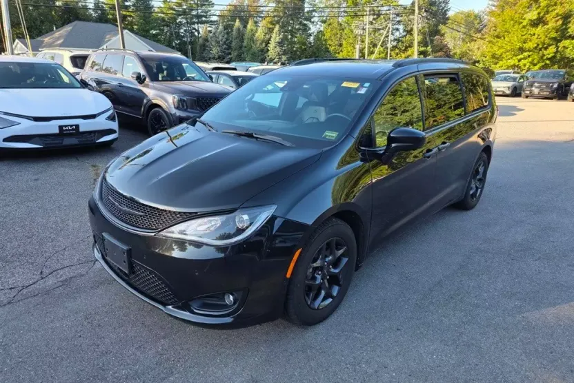 2020 Chrysler Pacifica Touring L photo 1