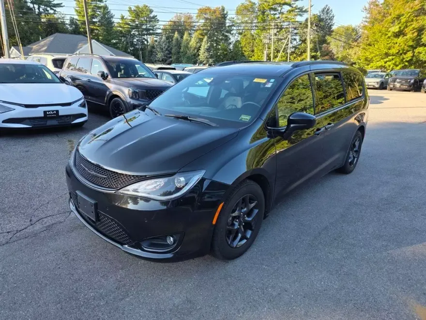2020 Chrysler Pacifica Touring L photo 1