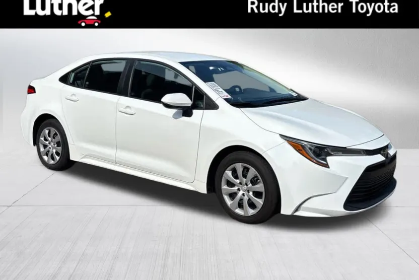 2024 Toyota Corolla LE photo 1