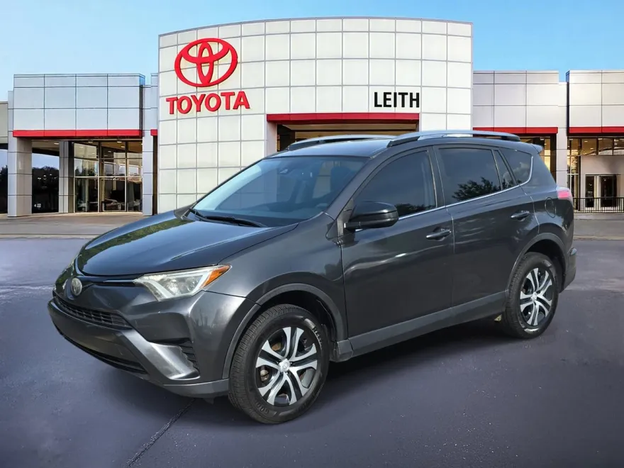 2017 Toyota RAV4 LE photo 1