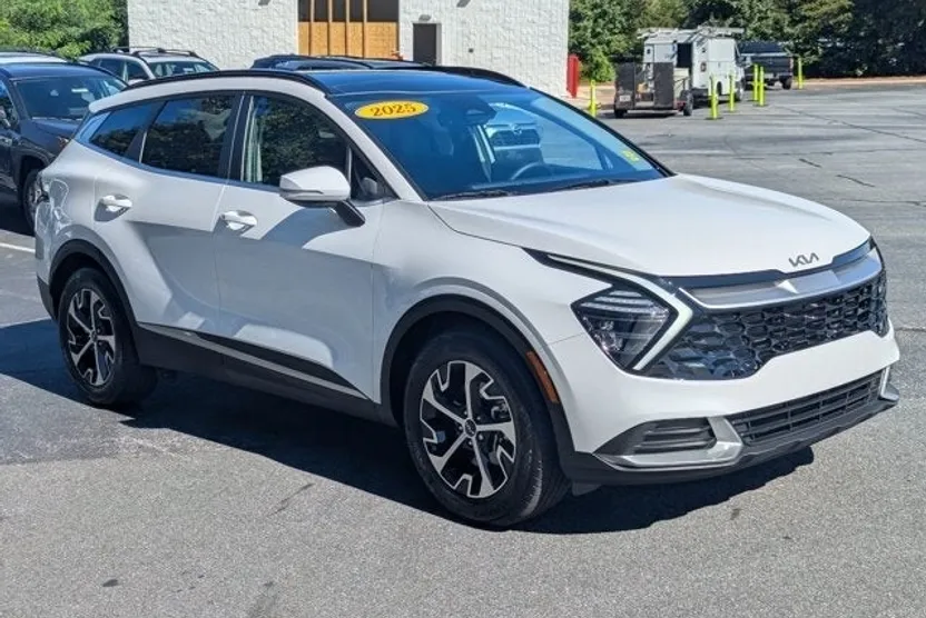 2025 Kia Sportage EX photo 1