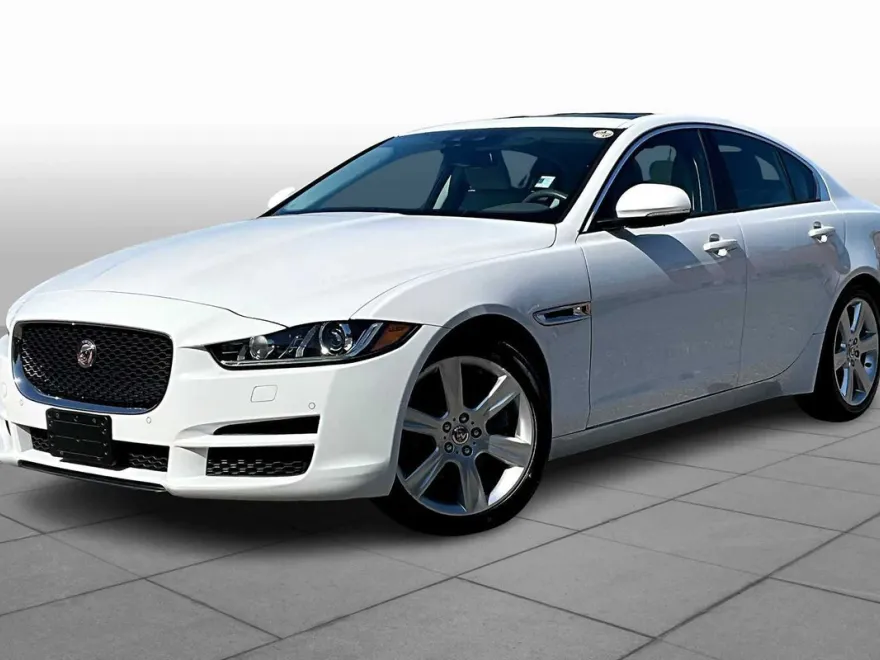 2017 Jaguar XE Premium photo 1