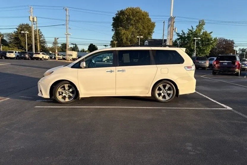 2018 Toyota Sienna SE Premium photo 1