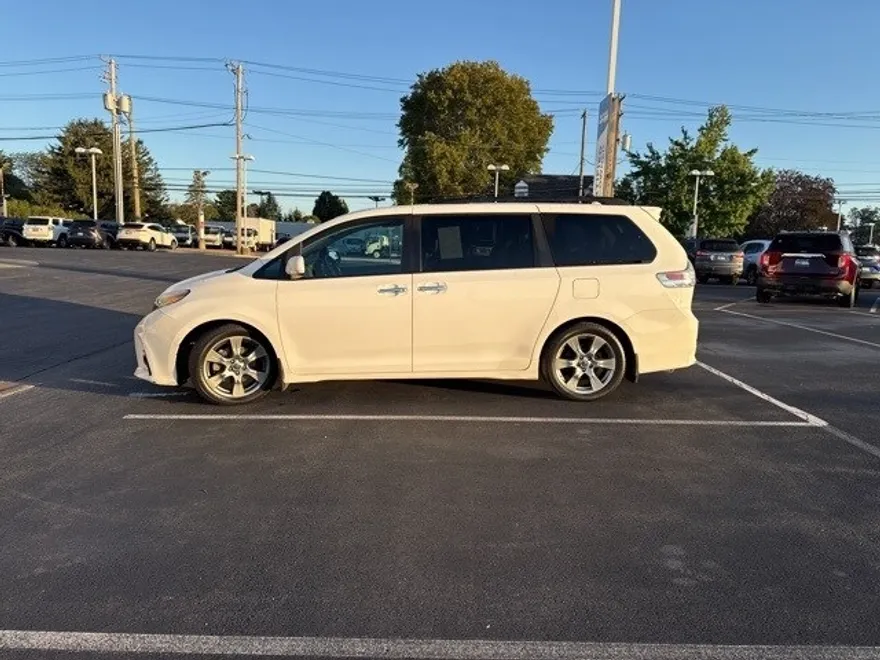 2018 Toyota Sienna SE Premium photo 1