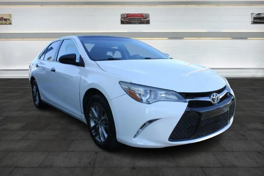 2017 Toyota Camry SE photo 1