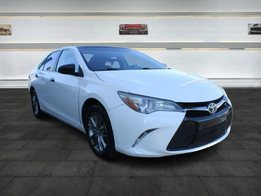 2017 Toyota Camry SE photo 1