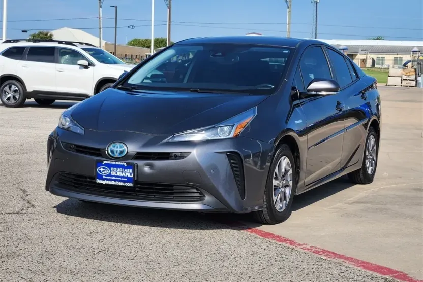 2020 Toyota Prius L photo 1