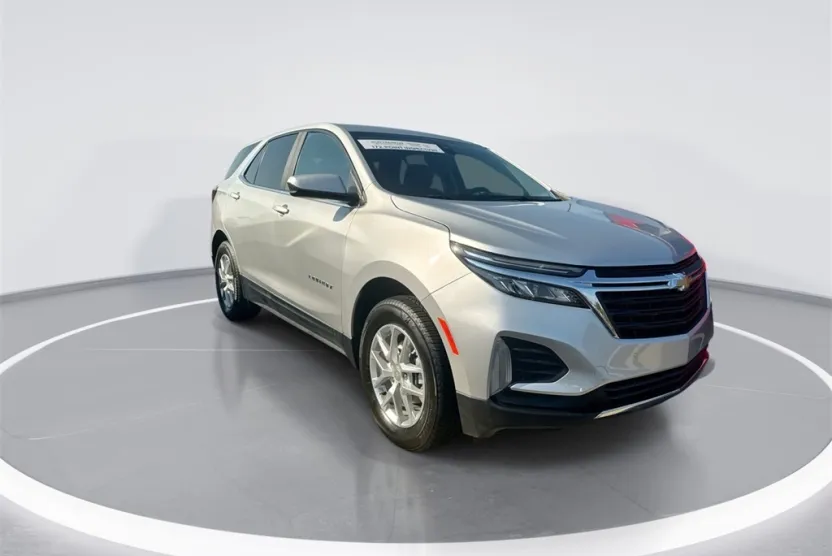 2022 Chevrolet Equinox LT photo 1