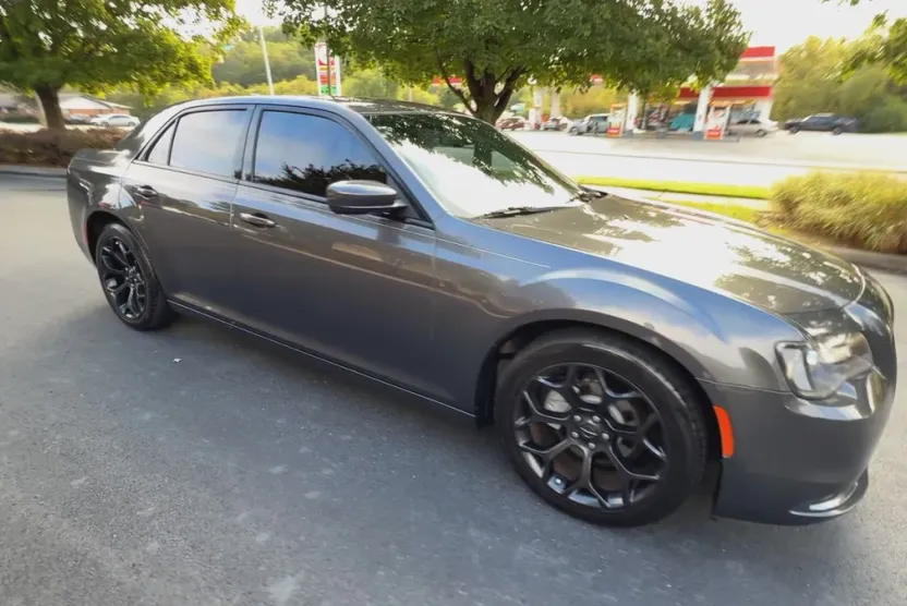 2019 Chrysler 300 photo 1