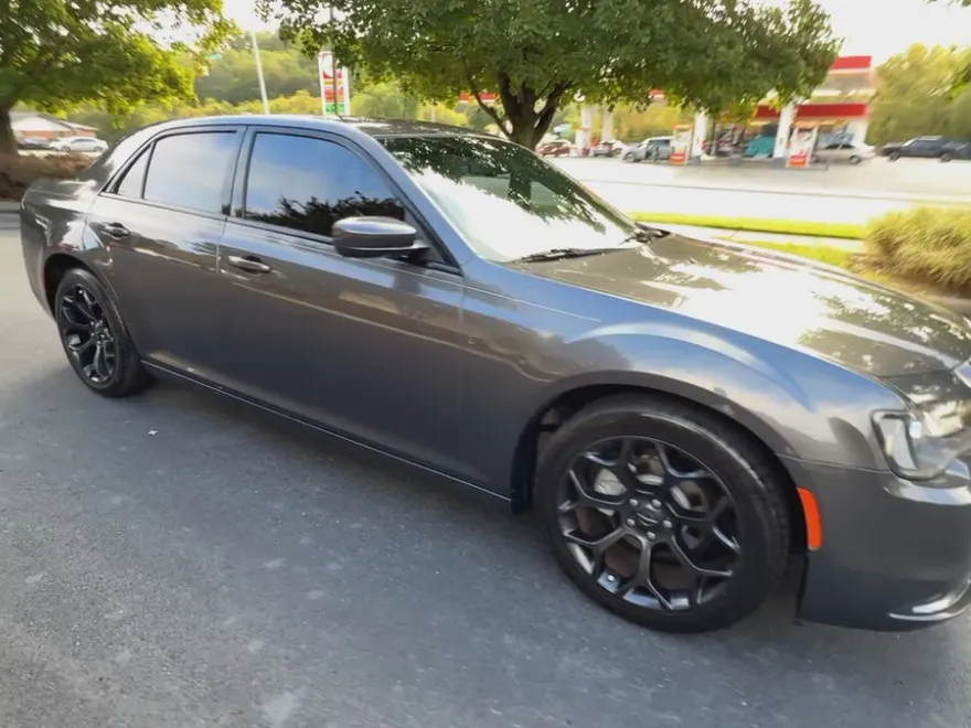 2019 Chrysler 300 photo 1