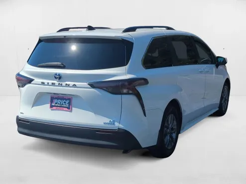 2024 Toyota Sienna LE photo 4