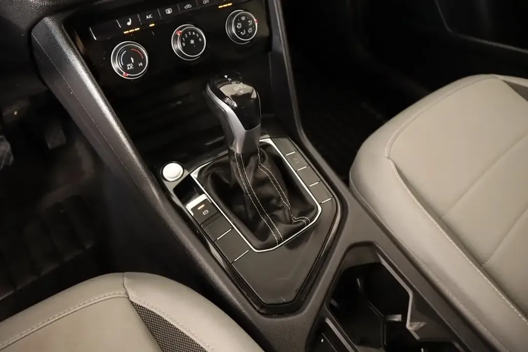2023 Volkswagen Taos SE photo 1