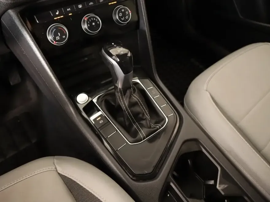2023 Volkswagen Taos SE photo 1