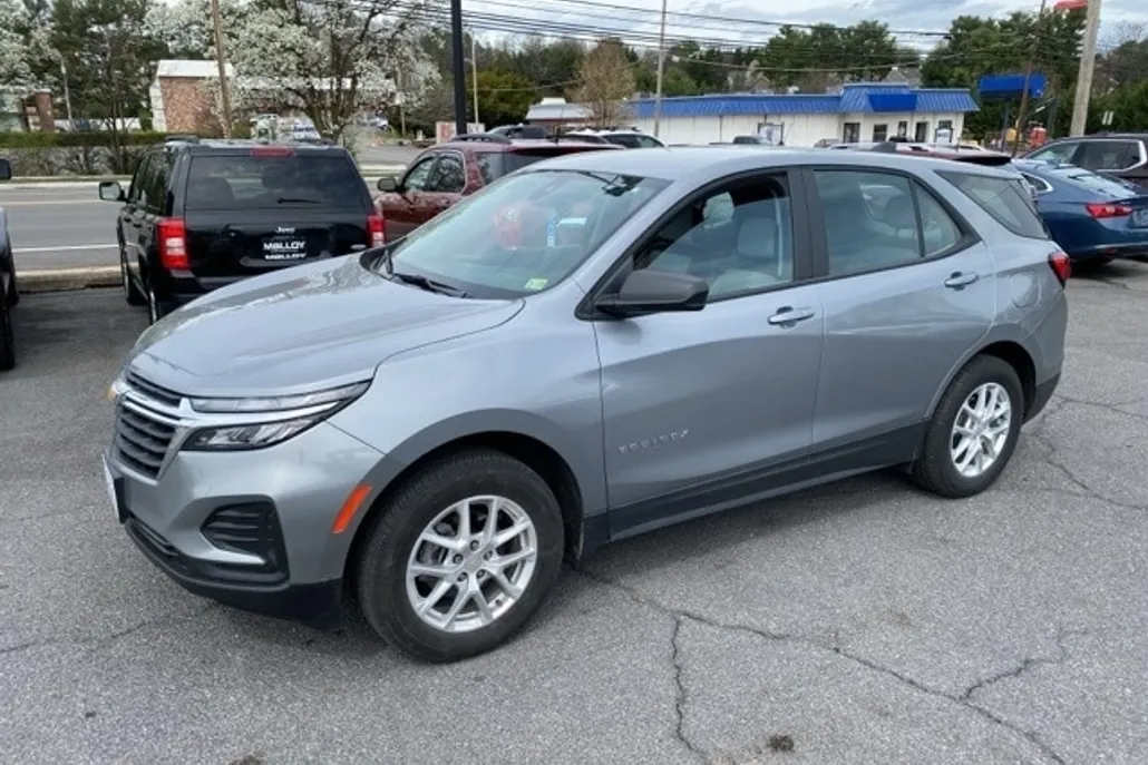 2023 Chevrolet Equinox LS photo 1